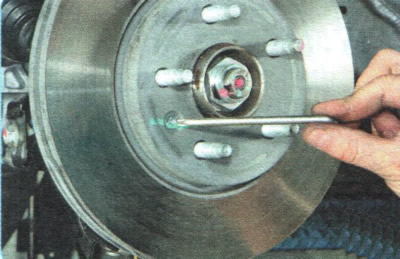 Как открутить винты, крепящие тормозной диск на AVEO