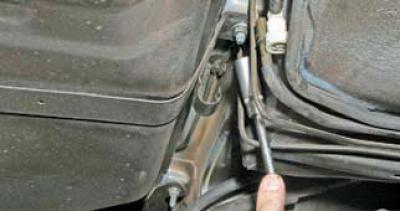 "Manuals for servicing, repairing, and maintaining the Chevrolet Lacetti Hatchback, as well as replacement bulbs for its headlights."