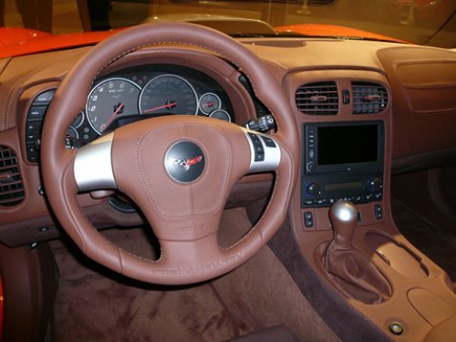 Интерьер Corvette заново обтянут кожей и замшей.