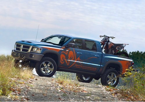 Dodge Dakota синий. C мотоциклом на плече. Все.