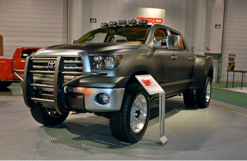 Особый шарм Toyota Tundra Diesel Dually придает стальной матовый окрас.