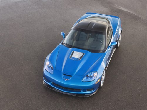 Крыша и передний «сплиттер» из некрашеного карбона придают Corvette ZR1 особый шарм.