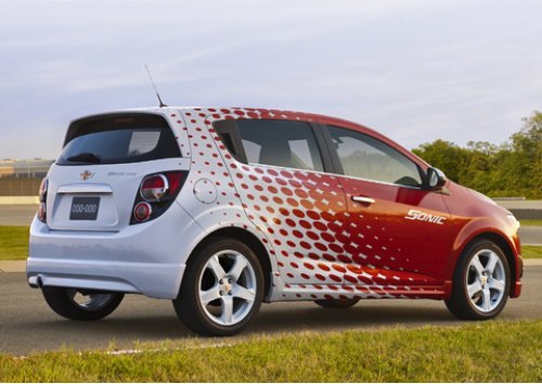 Если ехать за таким автомобилем, можно подумать, что это просто хэтчбек Chevrolet Sonic белого…