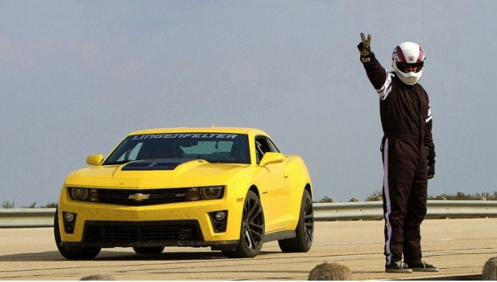 На тестовом Chevrolet Camaro ZL1 стояли стандартные колёсные диски, но обуты они были в шины…