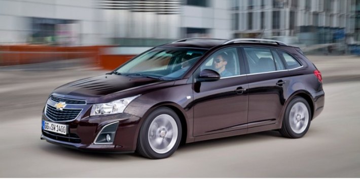 Фотографии «сарая» Cruze мы уже видели. Публичный же дебют автомобиля намечен на конец сентября.