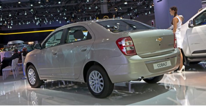 Хотя в длину Кобальт уступает седану Lacetti 36 мм, он превосходит его в колесной базе на 19 мм,…