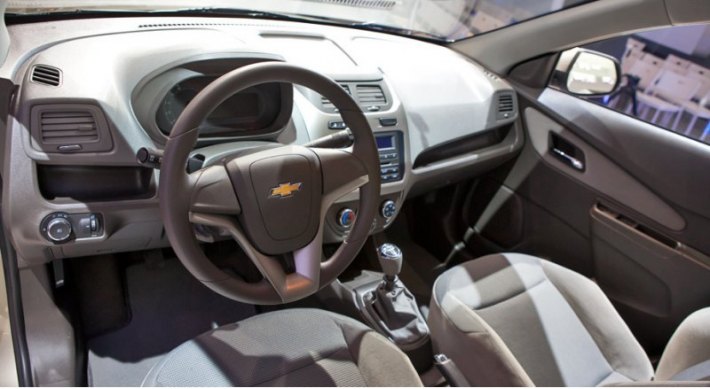 Хотя в длину Кобальт уступает седану Lacetti 36 мм, он превосходит его в колесной базе на 19 мм,…