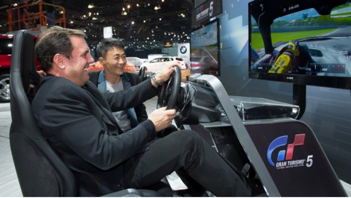 Кадзунори Ямаути, президент Polyphony Digital, компании, создавшей Gran Turismo 5, наблюдает, как…