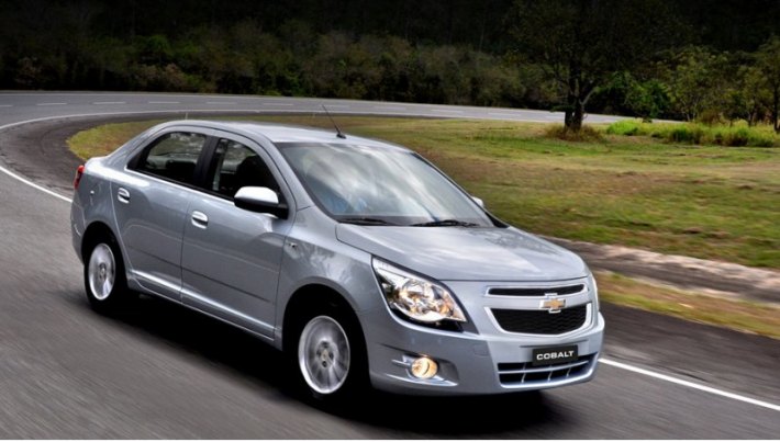 В длину четырёхдверка Chevrolet Cobalt насчитывает 4479 мм, что, конечно, больше, чем у Соляриса…