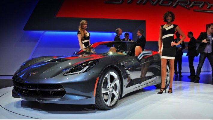 Трёхслойную мягкую крышу Corvette Stingray convertible можно трансформировать на скорости до 50…