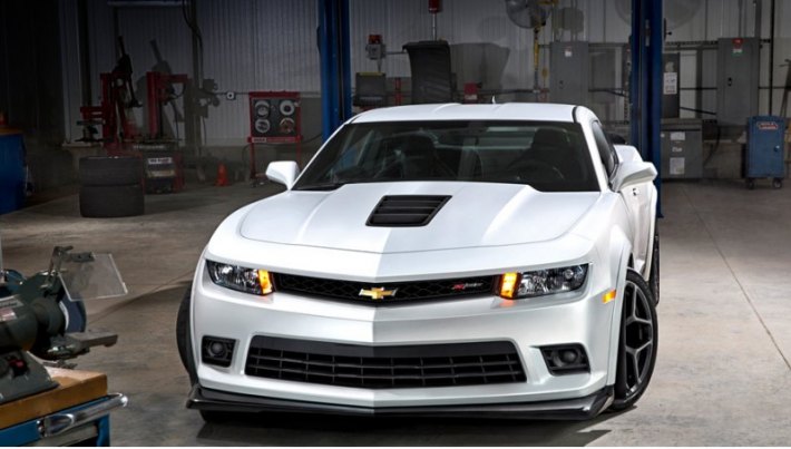 Спереди Chevrolet Camaro Z/28 отличается решёткой радиатора с соответствующим шильдиком и бампером…
