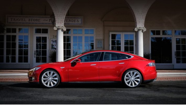 Компания Tesla разворачивает сейчас сеть быстрых зарядных станций по всей территории США, чтобы…