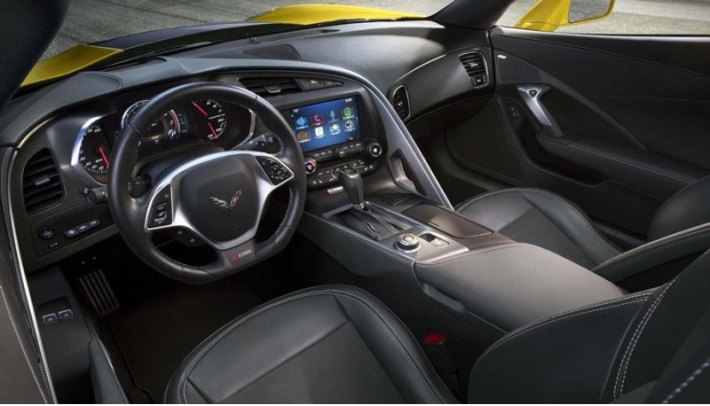 От обычного Корвета салон версии Z06 отличают иной руль, скошенный в нижней части, и шильдики с…