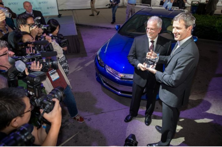Стив Мэйорс (справа), директор по маркетингу компании Chevrolet, получил приз из рук главного…