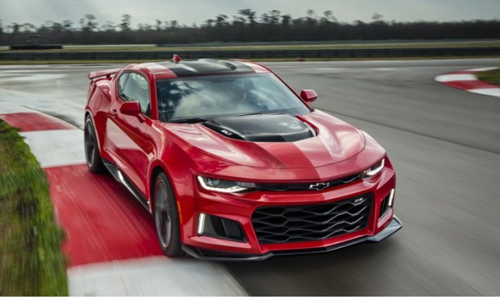 Капот ZL1 получил функциональные прорези для отвода горячего воздуха из моторного отсека и вставку…