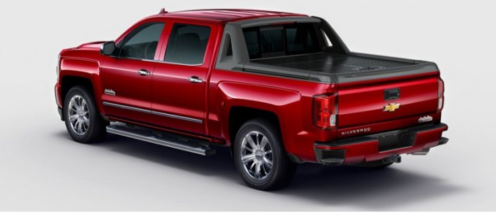 Пикапы Silverado High Desert в комплектации LT оснащены оригинальными 20-дюймовыми колесными…