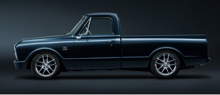Шоу-кар окрашен в оттенок Centennial Blue, а также украшен 20-дюймовыми коваными колесными дисками…