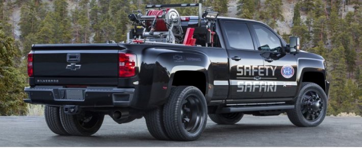 Концепт Safety Safari оснащен дизелем Duramax 6.6 с отдачей 451 л.с. и 1234 Н·м.