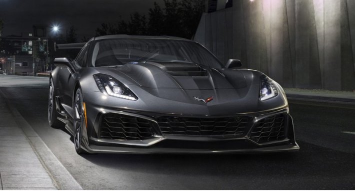 От обычного Корвета внешне ZR1 отличается развитым аэродинамическим оперением. Еще тут новый…
