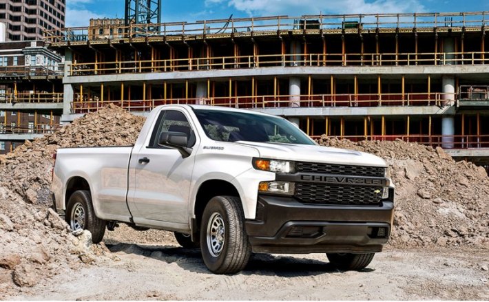 Простейший Silverado выглядит скромно, но не убого, несмотря на передок, ручки дверей и корпуса…