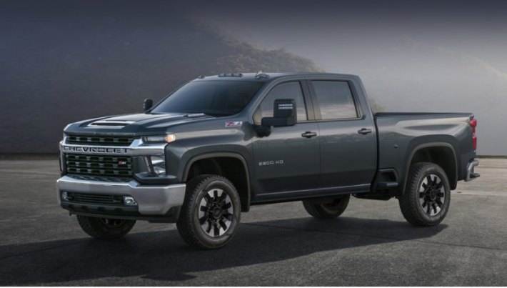 В облике Silverado Heavy Duty чувствуется стилистическое влияние исходного Silverado 1500, но на…
