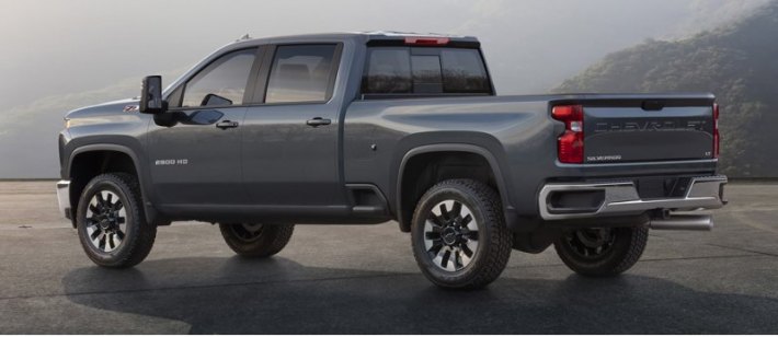 Задняя оптика Silverado HD идентична младшему собрату. По углам бампера такие же крупные подножки…