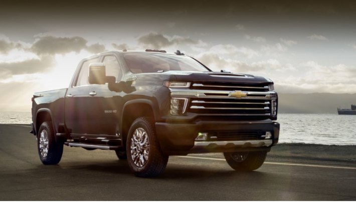 В этой версии мы снова видим фирменную «бабочку» Chevrolet и узнаваемый набор горизонтальных планок…