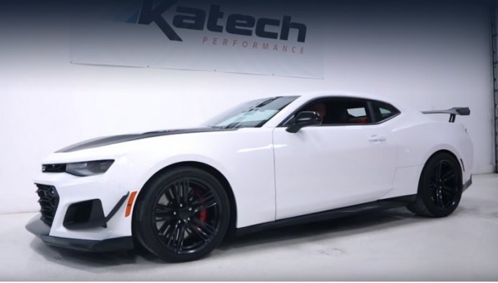 Двухдверка Camaro ZL1 1LE в заводском виде выглядит интересно: крупные крылья-канарды и антикрыло,…