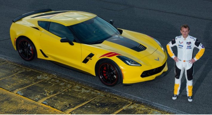 Исполнение Antonio Garcia Edition: основной цвет Racing Yellow с полосами оттенка Jake, красными…