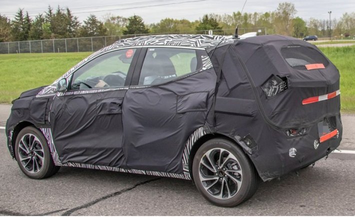 По оценке издания GM Authority, Bolt EUV не только чуть выше соплатформенного Болта-хэтчбека, но и…