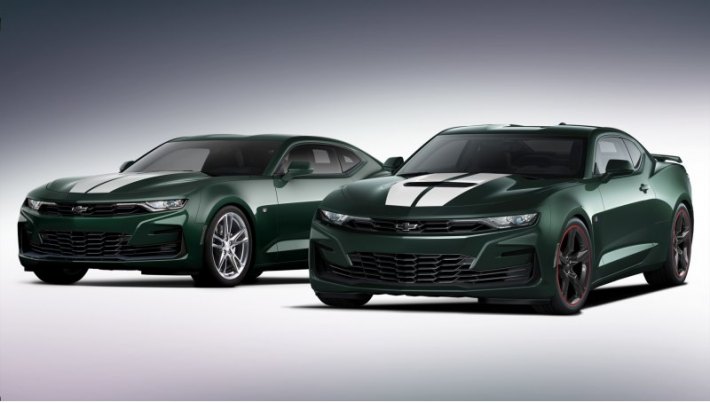 Camaro SS Heritage Edition (справа) оценён аж в 7 480 000 иен (4,16 млн рублей), зато у него есть…