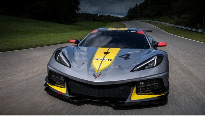 Модель Corvette Z06 будет напоминать гоночное купе C8.R (на фото) схожим дизайном переднего бампера…