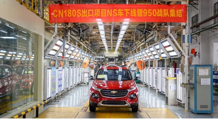Поначалу модель носила код CN180S (он виден на кумачовом транспаранте), а потом присвоила себе имя…