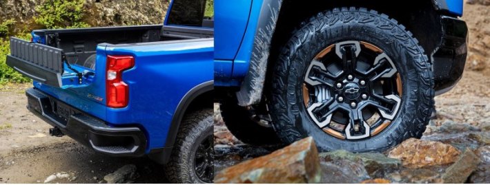 Колеса диаметром 18 дюймов укомплектованы 33-дюймовыми шинами Goodyear Wrangler Territory M/T.…