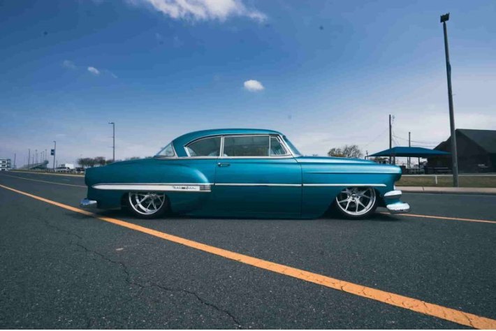 Трансмиссия и подвеска установлены на специальное шасси Hot Rods Custom Scott. Машине достались…
