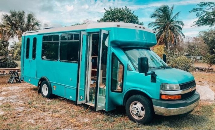 Рейсовый автобус Chevrolet G4500 превратили в пляжный дом на колесах за 3,8 млн рублей