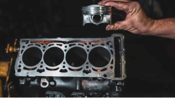 Студент взялся восстанавливать старый мотор Chevrolet V8 в своей комнате в общежитии: это не…