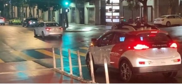 В Сети показали замерзший на перекрестке автономный электрокар Chevrolet Bolt