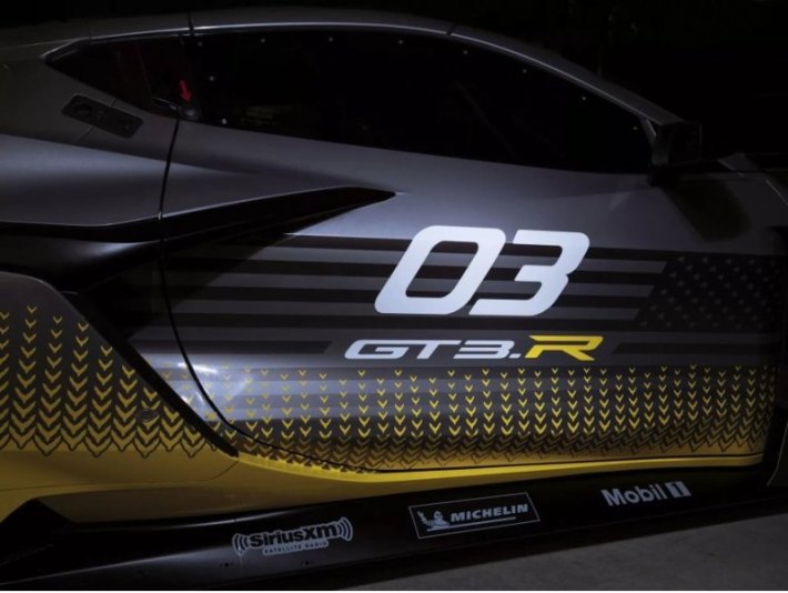 С точки зрения аэродинамики, Z06 GT3.R включает в себя множество воздуховодов, сплиттеров и новый…