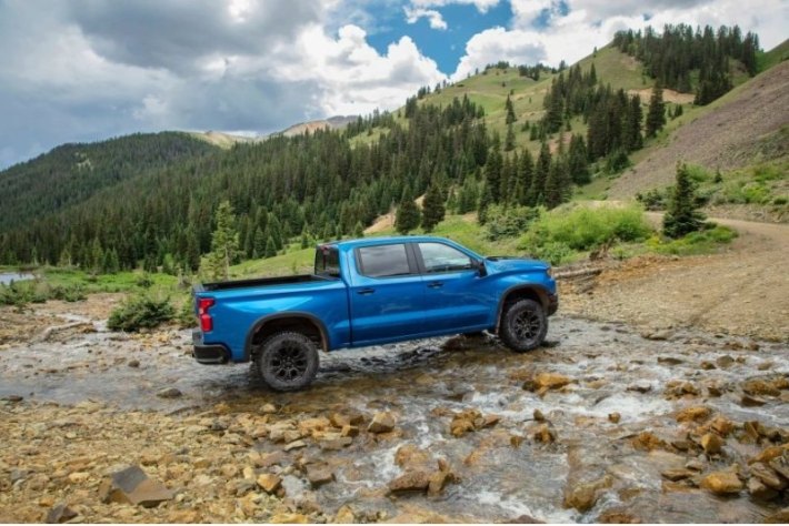 Роскошный Silverado High Country теперь стандартно поставляется с адаптивным круиз-контролем и…