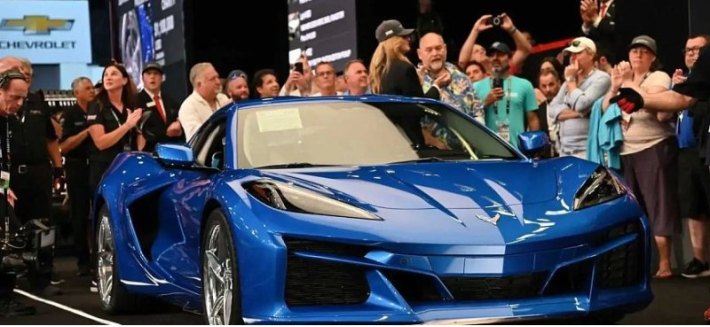 Первый серийный гибрид Chevrolet Corvette E-Ray куплен на аукционе за 1,15 миллиона долларов