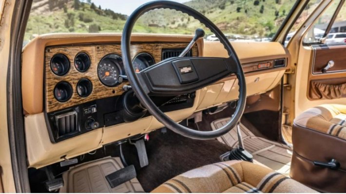 Владение Chevrolet K5 Blazer Chalet Camper — это не просто обладание редким и красивым автомобилем,…