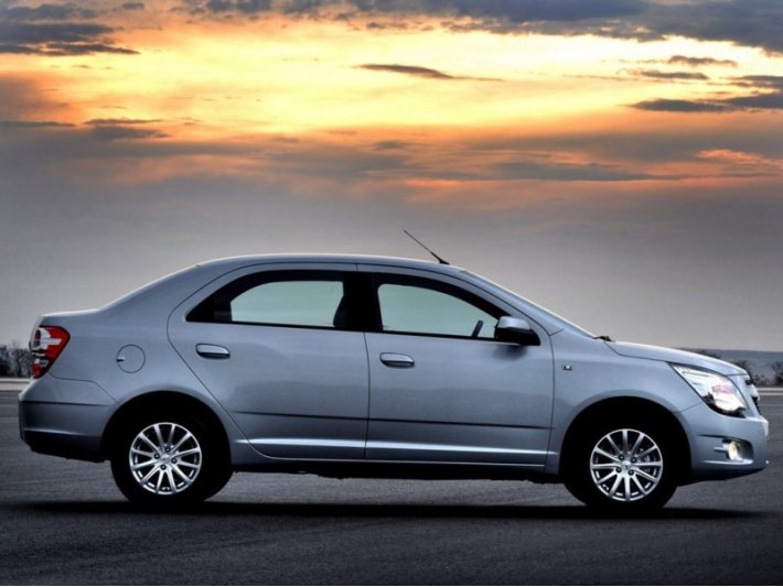 На выбор россиянам предложили три комплектации Chevrolet Cobalt: LT, LS и LTS. Уже в базе седану…