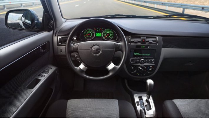 Актуальный Chevrolet Lacetti J200 вышел на рынок в 2002 году в кузовах седан, хэтчбек и универсал.…