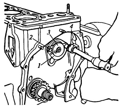Рис. 1.31. Снятие валика привода масляного насоса: 1 - упорный фланец; 2 - болт крепления фланца; 3…