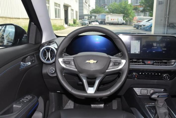 Monza с турбомотором у нас тоже продается (1,4 литра, 163 л.с.). Цены на такие седаны начинаются от…
