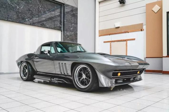 Это рестомод Corvette 1967 года, но он явно выглядит не хуже оригинала