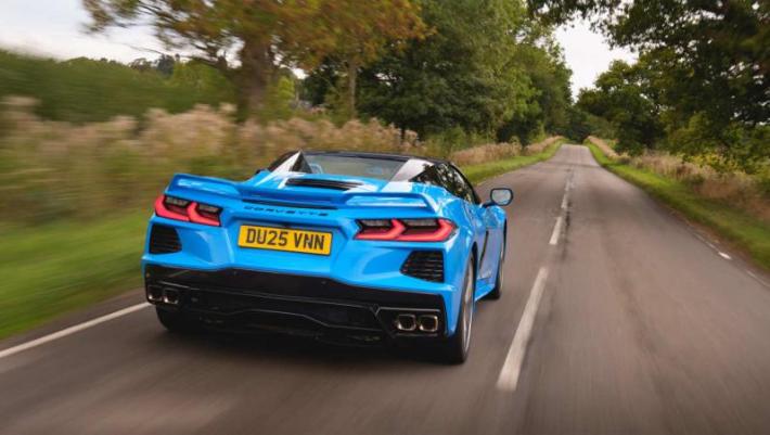 Но базовая модель Stingray — самая гармоничная: не такая нервная, как Z06 с ее визжащим мотором, и…