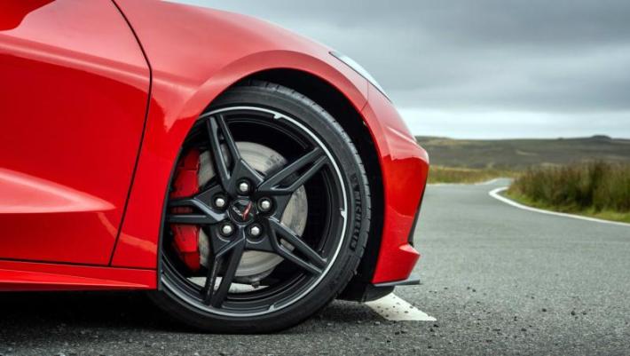 Z06 — огонь: мотор гудит, шины цепкие, руль отзывчивый. На дороге точен, но с Z07 слишком живой на…