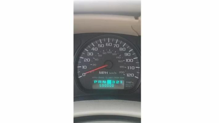 Фотография одометра седана Chevrolet с самым высоким пробегом в мире